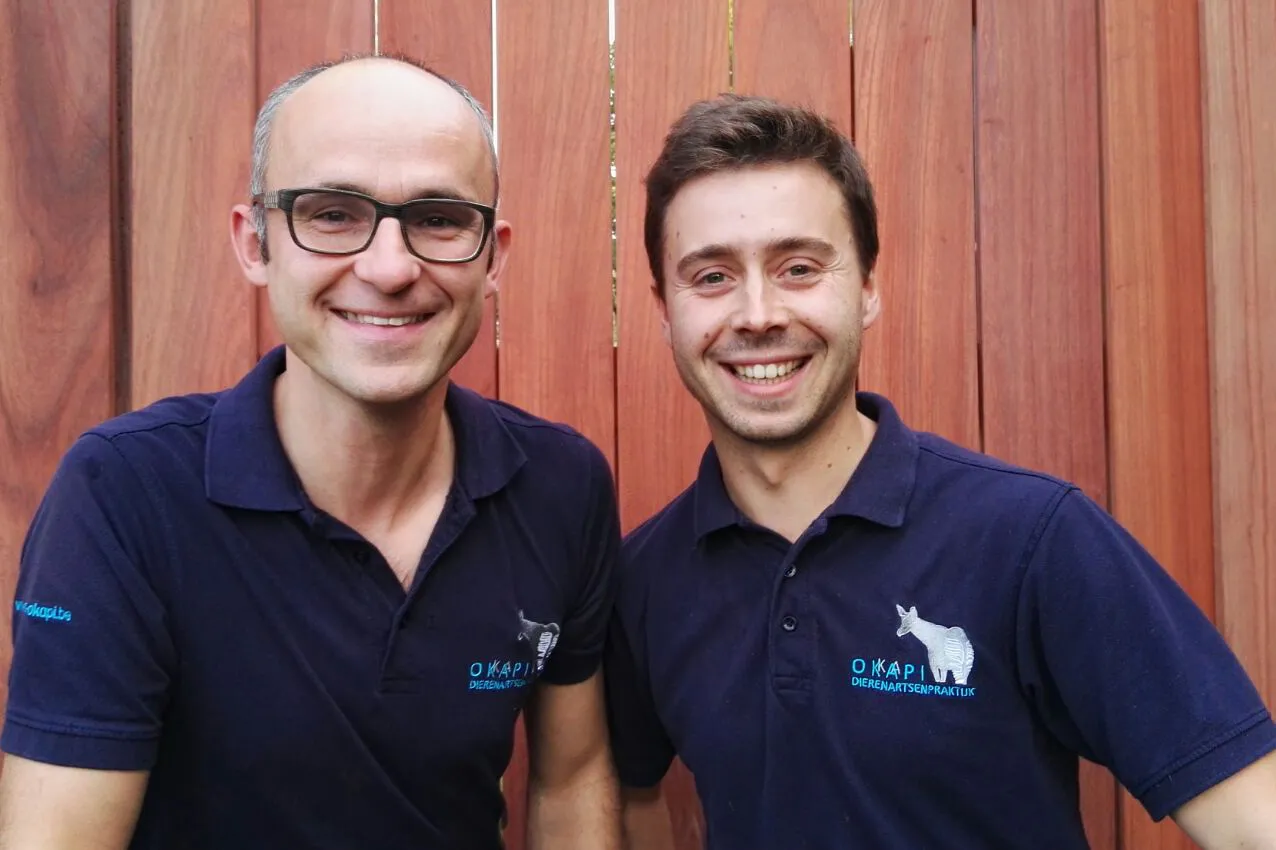 Dierenartsen Tom Laevens (links) en Wouter Crepel (rechts) in hun Okapi-polo