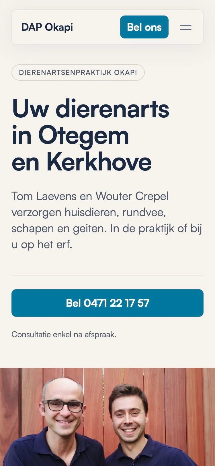 De nieuwe website op een smartphone: de naam van de praktijk, de titel Uw dierenarts in Otegem en Kerkhove en een grote belknop